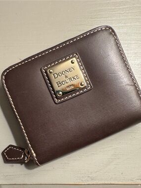 Dooney & Bourke Vintage Chocolate Brown Leather Zip-Around Wallet Gold Plaque